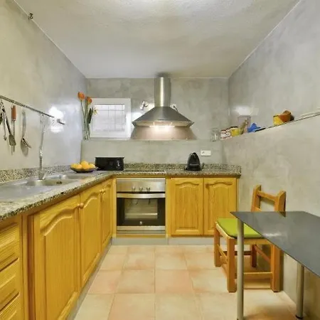 בית נופש With Pool And Sea Views
