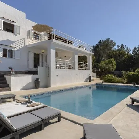 With Pool And Sea Views בית נופש *