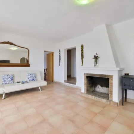 בית נופש With Pool And Sea Views
