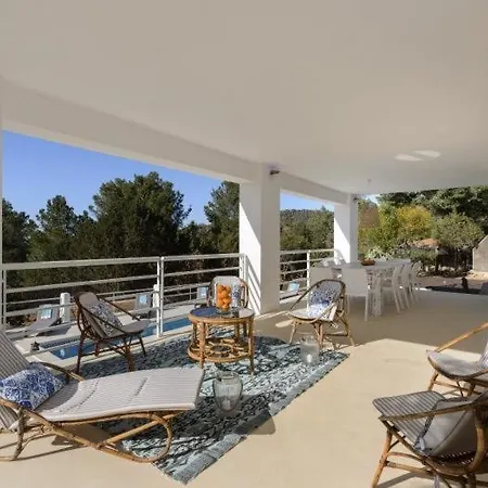 בית נופש With Pool And Sea Views